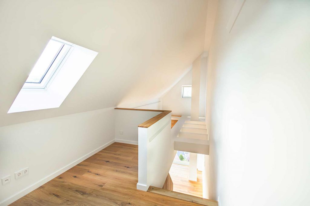 7I4A5011 Dachgeschosszimmer mit Dachfenster, Holztreppe, weißem Geländer und Holzboden
